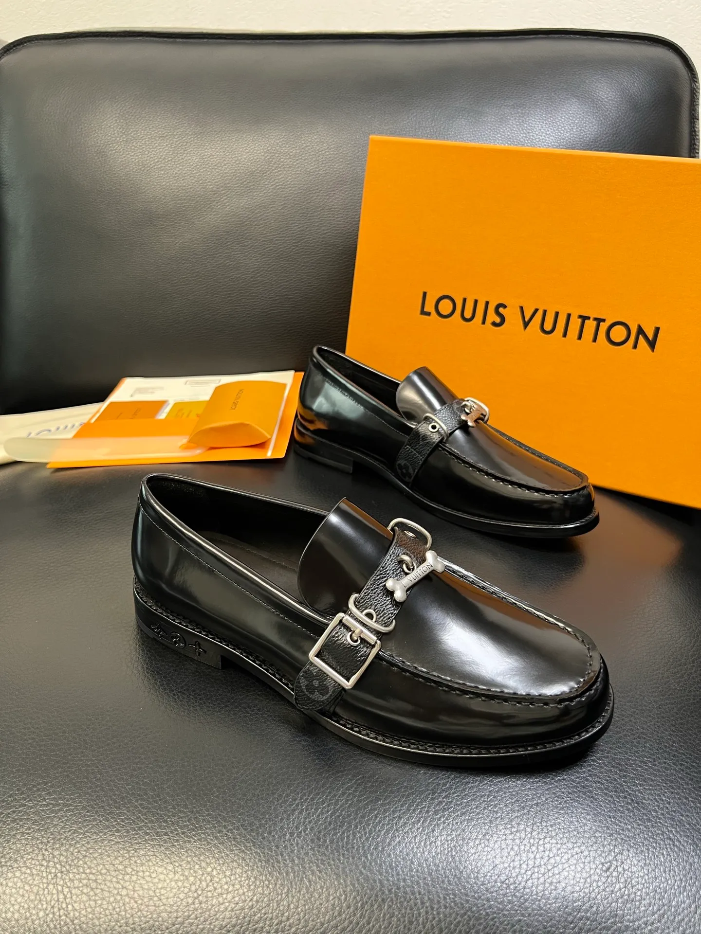 Men's shoes 💰920 Lv high quality top crafts Louis Vuitton leather shoes counter synchronized with original factory configuration, uppers imported from Italy, imported water-dyed cowhide lining, soles: original genuine leather soles specially provided by the original factory, original factory and single goods, welcome to compare, code number 39-44 (customized 38 45 46)